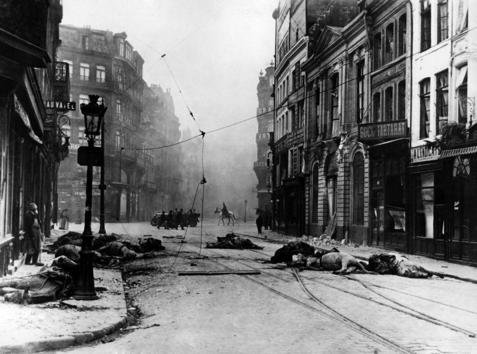 Verwüsteter Straßenzug in Lille, 1914  | Aftermath of a street fight in Lille, 1914