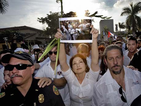 Gloria Estefan führt Demonstration von Exilkubanern an;AP