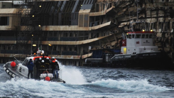 Experts Inspect Wreckage Of Costa Concordia Cruise Ship As Trial Continues
