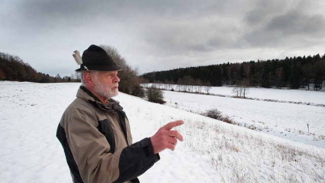 Landschaft: Günter Ettenhuber vom Bund Naturschutz blickt ins Tal kurz vor Taglaching. Er liebt die Tiere und Pflanzen am alten Bahndamm zwischen Grafing und Glonn.