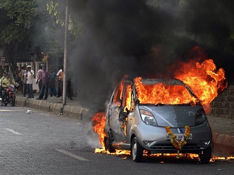 Tata Nano, das billigste Auto der Welt, brennt in Mumbai;AP