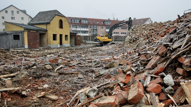 Stadt Freising ermittelt: In eine Schutthalde hat ein Bauunternehmer das Gelände an der Münchner Straße verwandelt, auf dem bis Anfang des Jahres die beiden alten Petuelvillen standen.