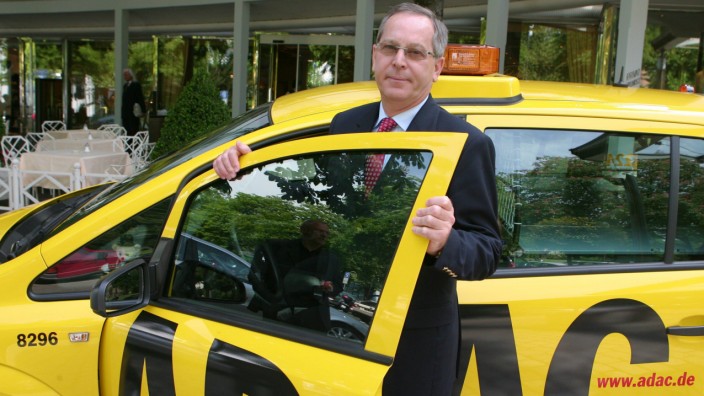 ADAC-Präsident Peter Meyer vor einem Straßenwacht-Fahrzeug.