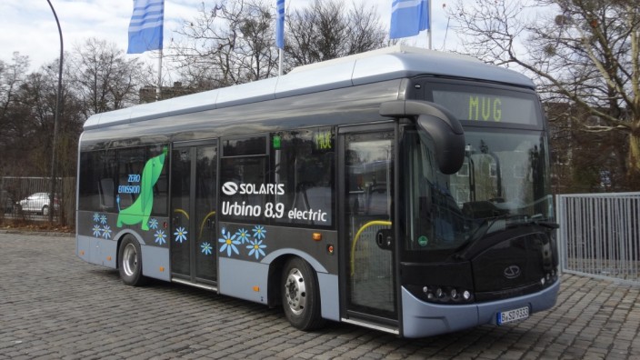 MVG erprobt Elektrobus: Der zweiachsige und rund neun Metern lange Midibus von Solaris fährt rein elektrisch. Nach 100 Kilometern muss er für sechs Stunden an die Steckdose.