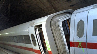 Nach ICE-Unfall bei Fulda: Der entgleiste ICE im Tunnel bei Fulda.