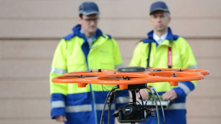 Drohnen überprüfen Stromleitungen