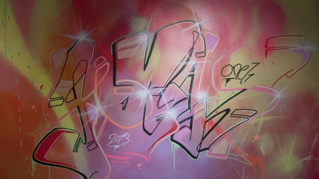 Neue Ausstellung: Knalliges Pink, blitzende Sterne: "Love" ist der Titel dieses Graffitibildes von Manuel Preuhsler, der von Freitag an, dem Valentinstag, eine Auswahl seiner Werke in der SZ-Redaktion in Ebersberg zeigt.