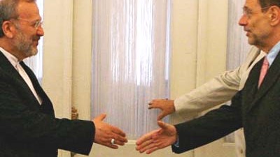 Angebot im Atomstreit: Der iranische Außenminister Mottaki und EU-Chefdiplomat Solana vor Beginn ihrer Gespräche in Teheran