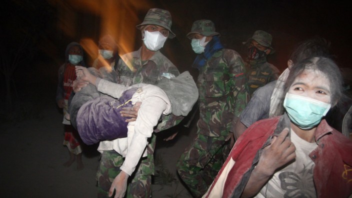 Vulkanausbruch auf Java: Java: Indonesische Soldaten retten aschebedeckte Menschen nahe des Vulkans Kelud.