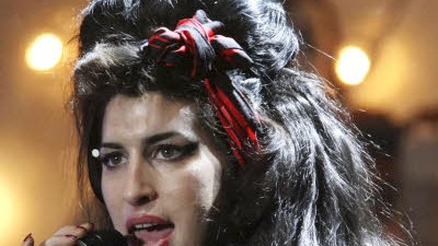 Nach Ohnmachtsanfall: Amy Winehouse singt bei den Brit Awards 2008 in London.