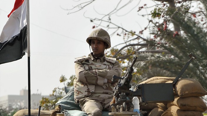 Treffen in Moskau: Ägypten: Ein Soldat bewacht die Straßen in Kairo.