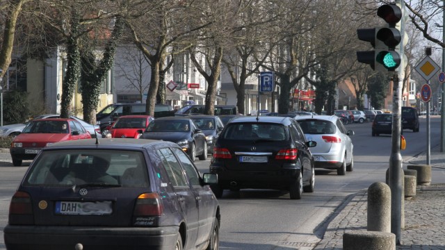 Klimaschutz: Zusätzliche Busse allein reichen nicht aus, um mehr Menschen zum Umstieg vom Auto zu bewegen. Die Busse müssten auch schneller ans Ziel kommen.Stop-and-Go-Verkehr an der Münchner Straße in Dachau.