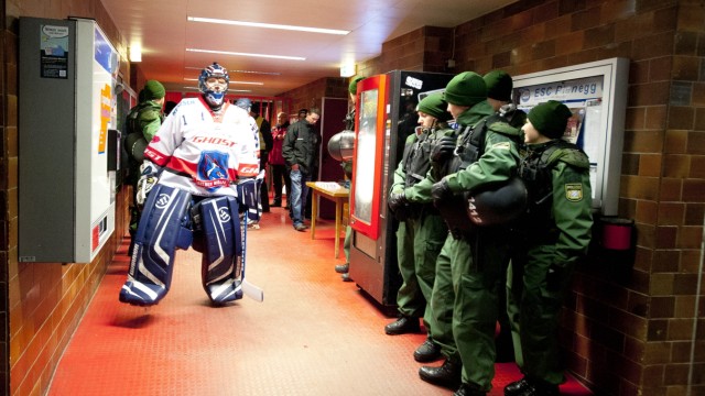 EHC Klostersee: Eishockey trifft Polizei: Die Beamten positionieren sich in den Gängen des Stadions, wo auch die Spieler vorbeikommen.