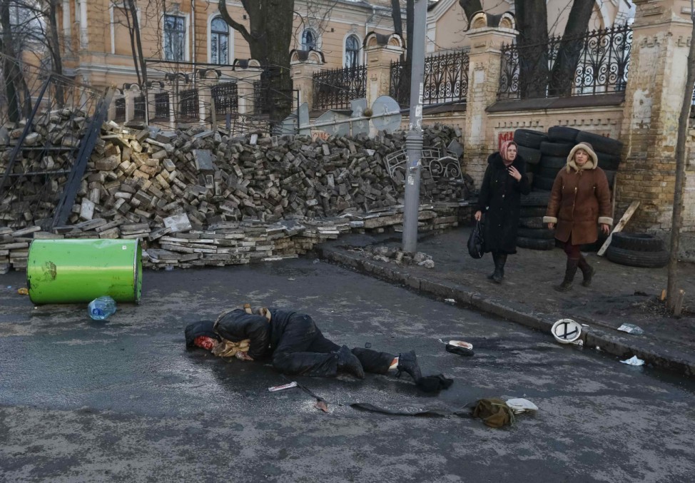 Ukraine: In Kiew liegt ein verwundeter Demonstrant nach Zusammenstößen mit der Polizei am Boden.