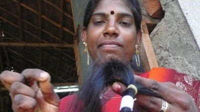 Indien und das Geschäft mit den Haaren: Haar ist nicht gleich Haar. Es gibt Männerhaar, Barthaar, Resthaar. Und es gibt Frauenhaar. Das ist lang und seidig.
