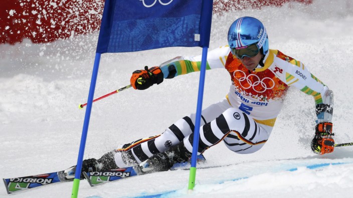 Germany's Neureuther clears a gate during the first run of the men's alpine skiing giant slalom event at the 2014 Sochi Winter Olympics