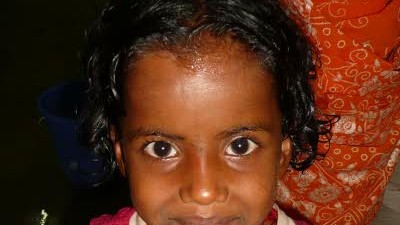 Indien und das Geschäft mit den Haaren: Ein Kind vor der Rasur ...