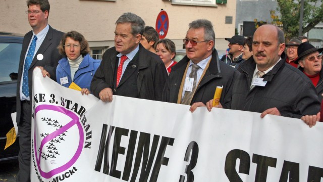 Dritte Startbahn: Die Region steht auf. 2007 protestierten Startbahngegner in Dachau, unter ihnen auch Bürgermeister Hans Lingl. Es war die bislang größte Demo in der Großen Kreisstadt.