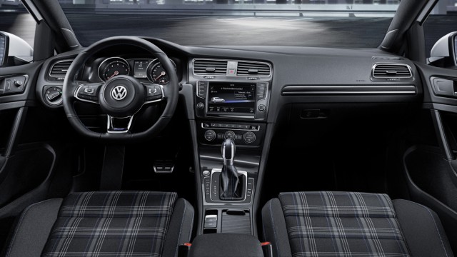 Innenraum des VW Golf GTE.