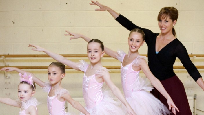 Fragwürdiger Bewegungstipp: Junge Tänzerinnen mit der englischen Ballerina Darcey Brussel.