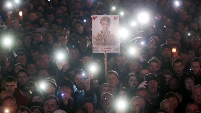 Tymoshenko addresses crowd on Independence Square in Kiev