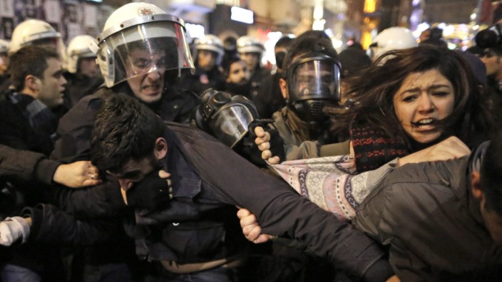 Arrests made in Istanbul protests against new internet law