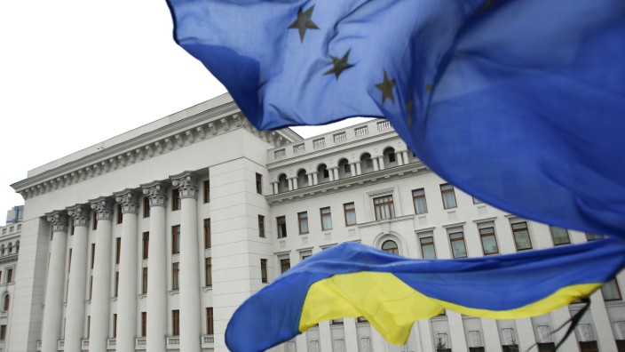Flaggen der EU und der Ukraine wehen in Kiew