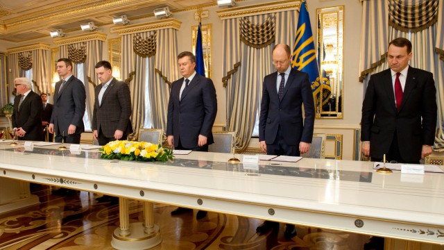 Vereinbarung über Krisenlösung in Kiew unterzeichnet
