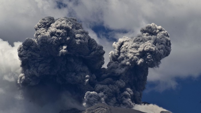 Schwarze Rauch- und Aschewolken über Vulkan Popocatépetl