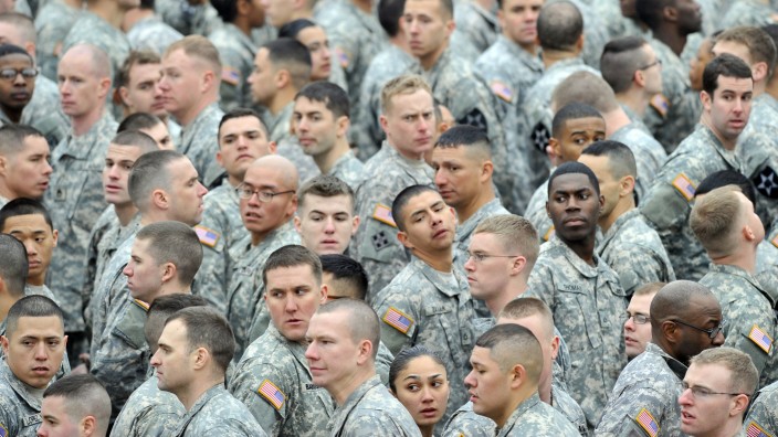 Reform der US-Streitkräfte: US-Soldaten in Südkorea bei einer Luftschutzübung: Die Zahl der Männer und Frauen vor allem bei der US Army soll deutlich sinken.