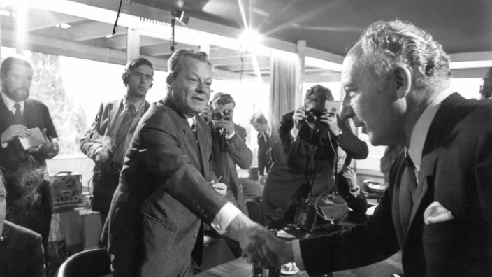 Koalitionsverhandlungen: Anfang vom Ende der Großen Koalition: Der SPD-Vorsitzende Willy Brandt (li.) und FDP-Chef Walter Scheel vor Beginn ihrer Koalitionsgespräche in Bonn im Oktober 1969.