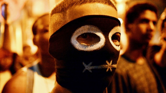 Karneval in Rio de Janeiro: Ein Demonstrant während einer Schweigeminute für den getöteten Kameraman Santiago Andrade in Rio
