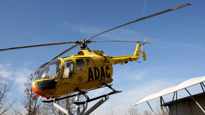 ADAC-Hubschrauber am Flughafen München: Drei Jahre nach dem Unglück wird der Hubschrauber im Besucherpark des Flughafens München ausgestellt.