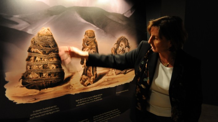 Ausstellung in München: Wie aus einem peruanischen Mumienbündel der Inka-Zeit eine "Moorleiche aus dem Dachauer Moos" werden konnte, erläutert Brigitte Haas-Gebhard.