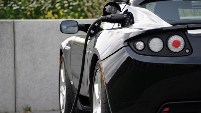 Elektroauto Tesla Roadster beim Aufladen