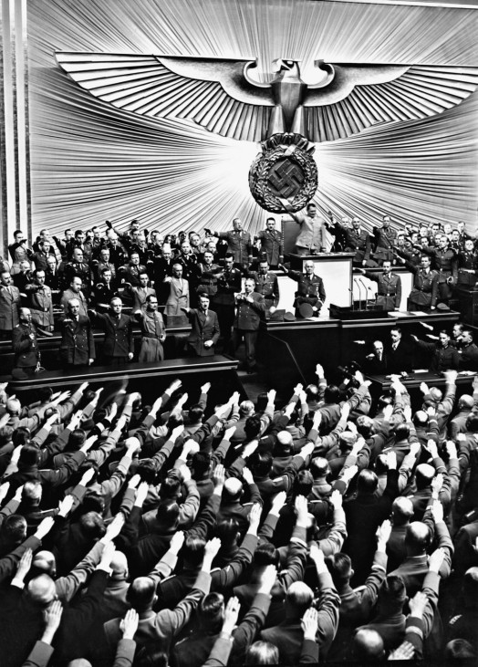 Reichstagsabgeordnete erheben den Arm zum Hitlergruß, 1941