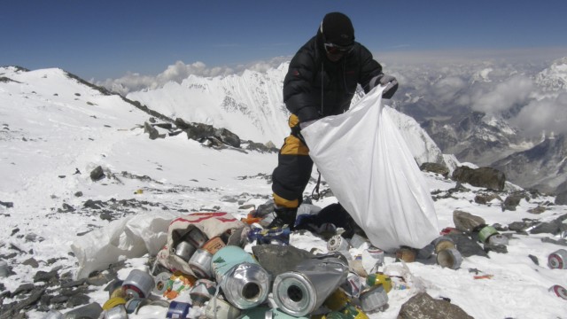 Umweltschutz auf dem Mount Everest: Der welthöchste Berg Everest soll vor weiterer Vermüllung geschützt werden.