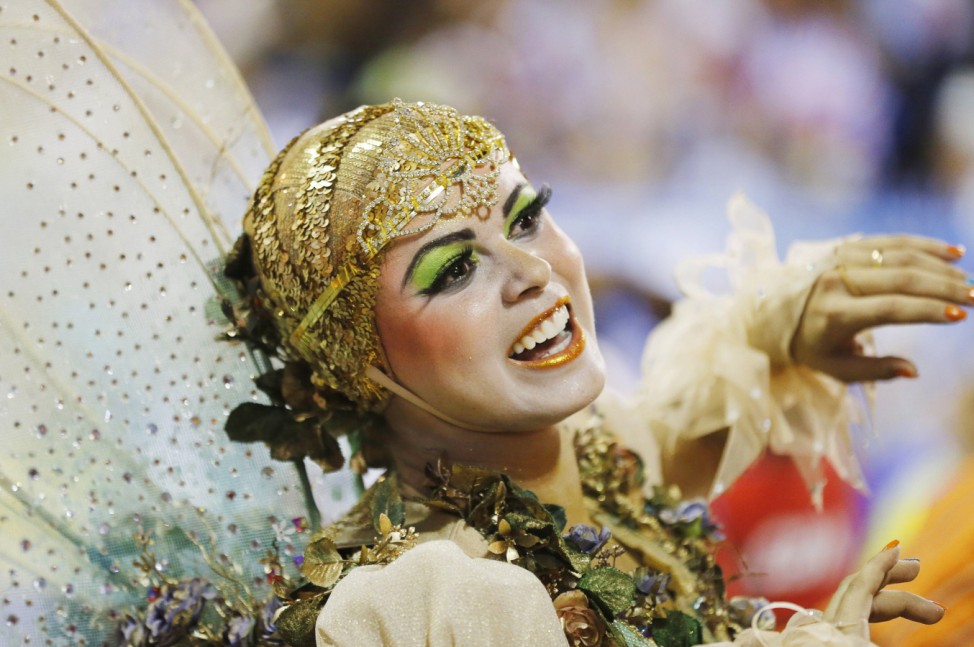 Eine Tänzerin der Uniao da Ilha samba beim Karneval in Rio 2014