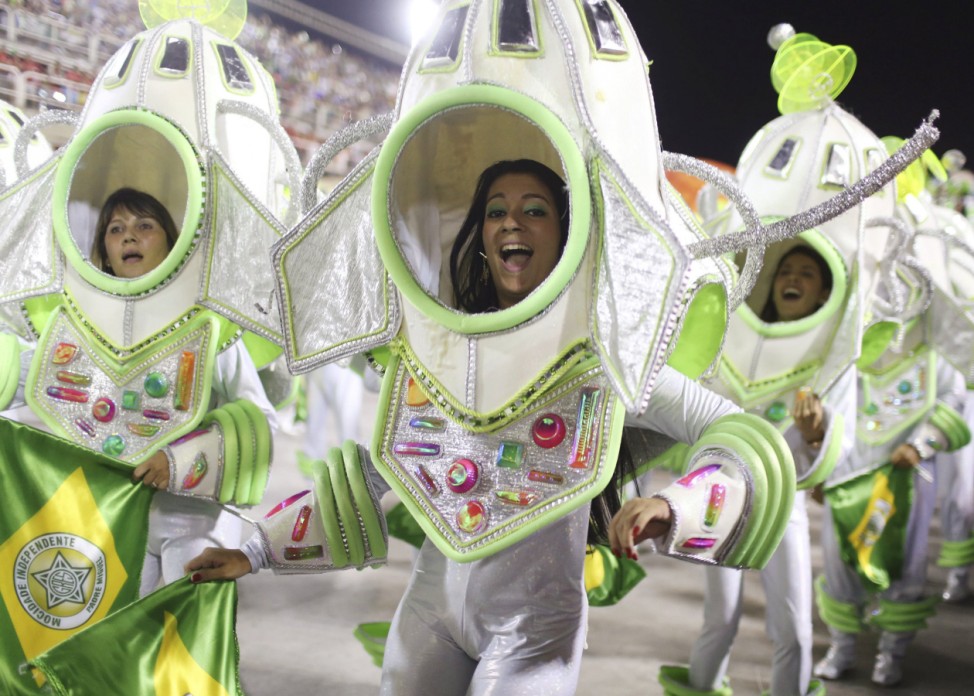 Teilnehmer der Mocidade Sambaschule beim Karneval in Rio