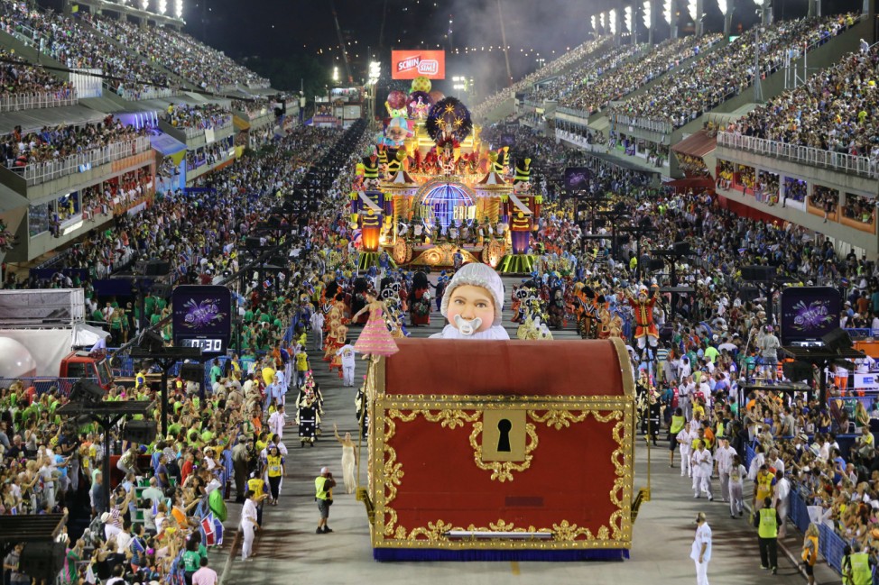 Die Parade der Uniao da Ilha Sambaschule beim Karneval in Rio