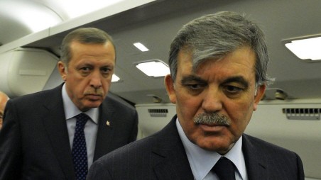 Präsident Gül (r.) hat Ermittlungen in der Korruptionsaffäre um Premier Erdogan (l.) eingeleitet.
