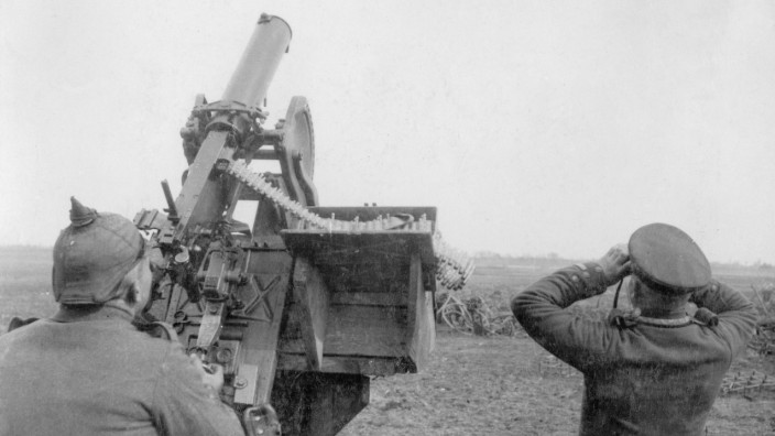 Deutsche Soldaten mit Maschinengewehr zur Luftwabwehr im Ersten Weltkrieg, 1915