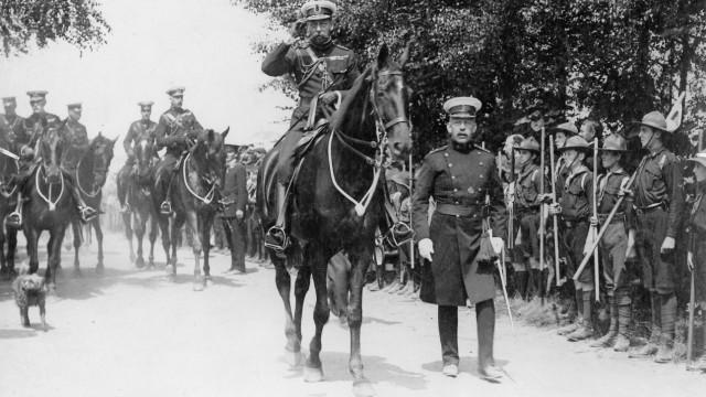 König Georg V. bei einer Parade der Pfadfinder in Aldershot, 1910