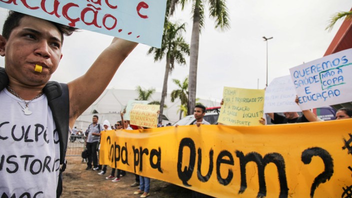Brasilien vor der WM: Protest gegen die WM im eigenen Land: Demonstranten im brasilianischen Bundesstaat Amazonas