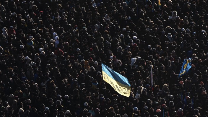 Ukrainer über Maidan-Protest: Tausende Demonstranten auf dem Maidan Anfang Februar: Inzwischen ist in Kiew eine neue Regierung an der Macht, doch die Demonstranten haben Angst vor einer erneuten Enttäuschung.