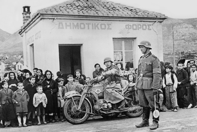 Deutsche Soldaten beim Vormarsch in Griechenland, 1941