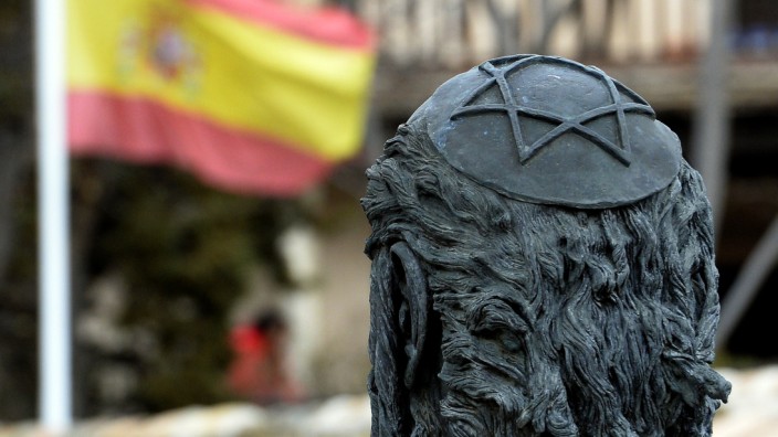 Zweiter Pass für Sephardim-Nachkommen: Skulptur und spanische Flagge nahe der Synagoge und des Sephardischen Museums in Toledo.
