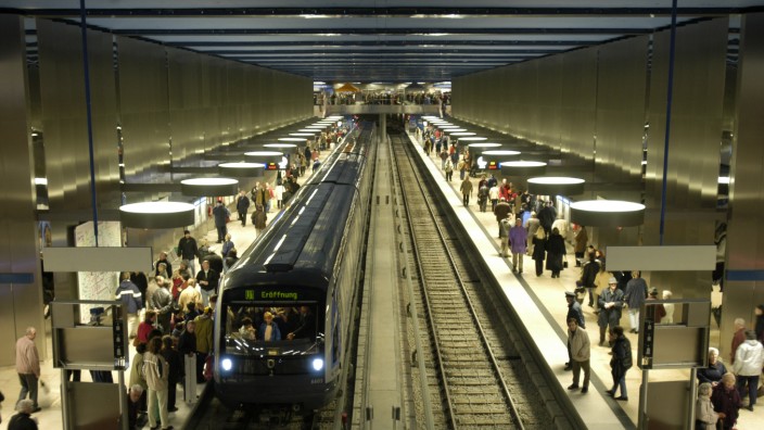Eröffnung der neuen U-Bahn Station Olympia-Einkaufszentrum, 2004