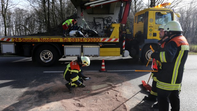 Karlsfeld: Die Karlsfelder Feuerwehr reinigte die Unfallstelle auf der B 471.