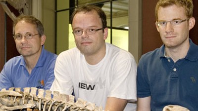 Patientengeschichte: Florian Witzmann (Mitte), Patrick Asbach (rechts) und Oliver Hampe (links) mit ihrem Urzeit-Patienten.